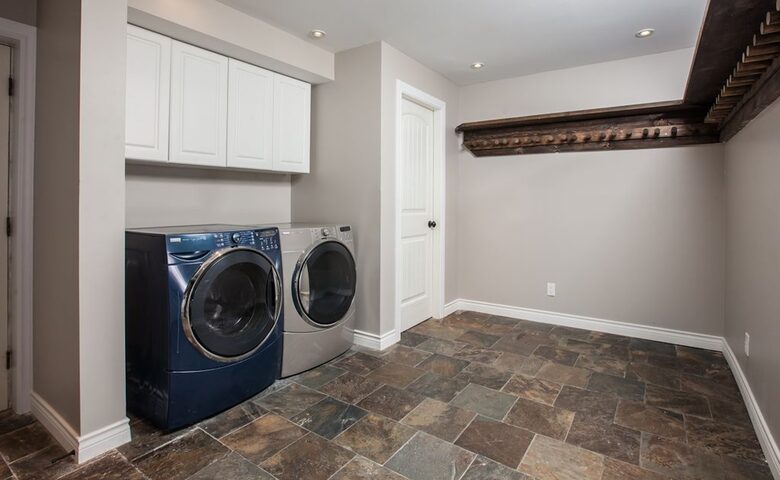 Kokanee Lodge | Walk to Gondola - Revelstoke, Canada