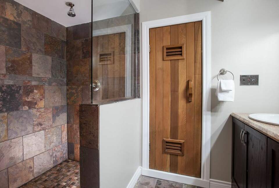 Kokanee Lodge | Walk to Gondola - Revelstoke, Canada