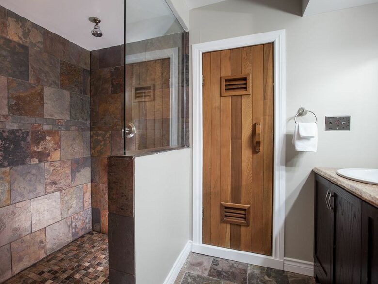 Kokanee Lodge | Walk to Gondola - Revelstoke, Canada