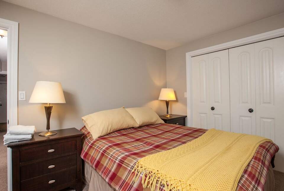 Kokanee Lodge | Walk to Gondola - Revelstoke, Canada