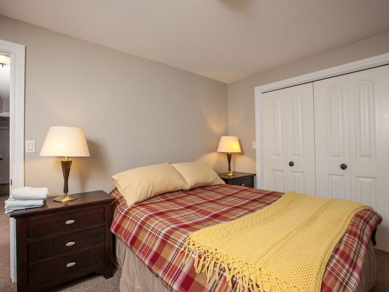 Kokanee Lodge | Walk to Gondola - Revelstoke, Canada