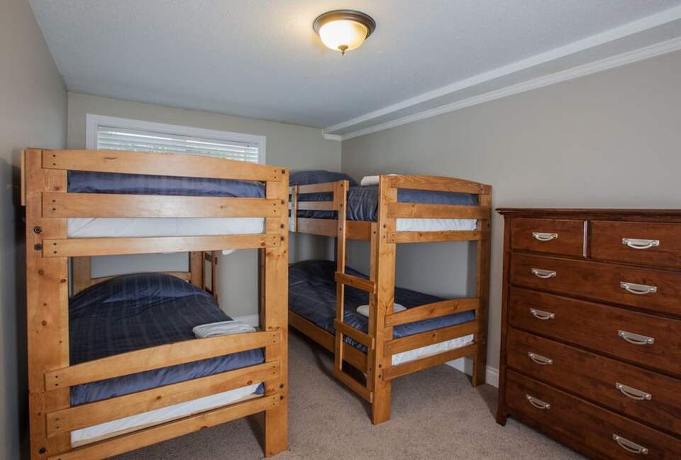 Kokanee Lodge | Walk to Gondola - Revelstoke, Canada