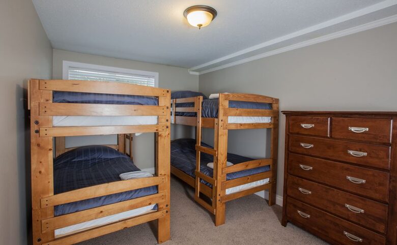 Kokanee Lodge | Walk to Gondola - Revelstoke, Canada