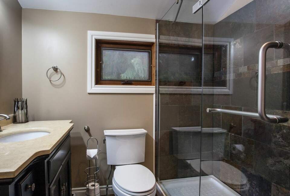 Kokanee Lodge | Walk to Gondola - Revelstoke, Canada