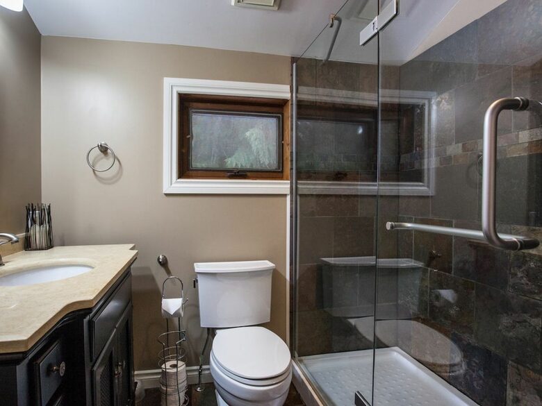 Kokanee Lodge | Walk to Gondola - Revelstoke, Canada