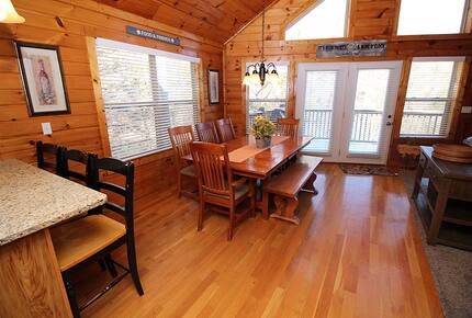 Norris Lake Waterfront Cabin - Sleeps 25 - La Follette, Tennessee