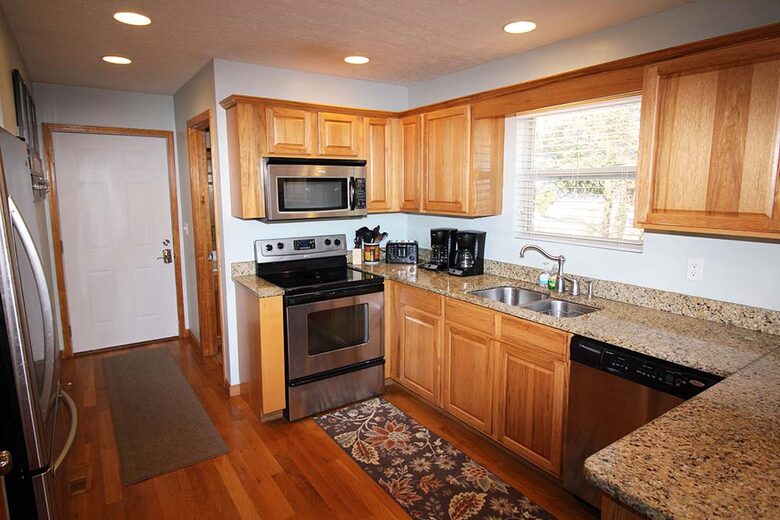 Norris Lake Waterfront Cabin - Sleeps 25 - La Follette, Tennessee