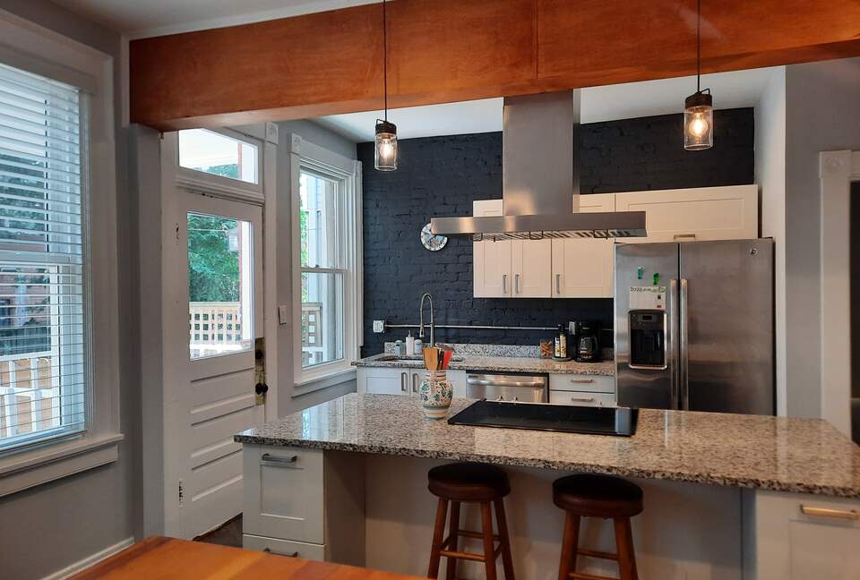 Charming Townhouse in Richmond's Fan District - Walker's Paradise! - Richmond, Virginia