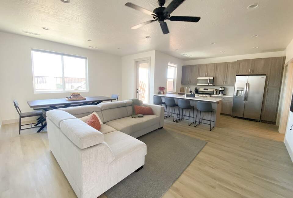 Stylish 3-bedroom Townhouse Near St. George with Hot Tub and Mountain Views - Santa Clara, Utah