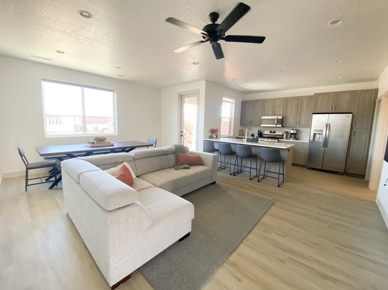 Stylish 3-bedroom Townhouse Near St. George with Hot Tub and Mountain Views - Santa Clara, Utah