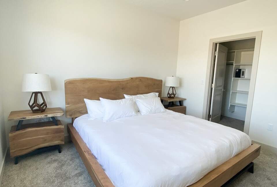 Stylish 3-bedroom Townhouse Near St. George with Hot Tub and Mountain Views - Santa Clara, Utah