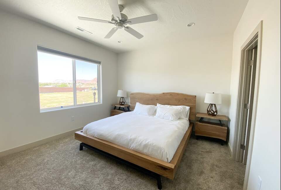 Stylish 3-bedroom Townhouse Near St. George with Hot Tub and Mountain Views - Santa Clara, Utah