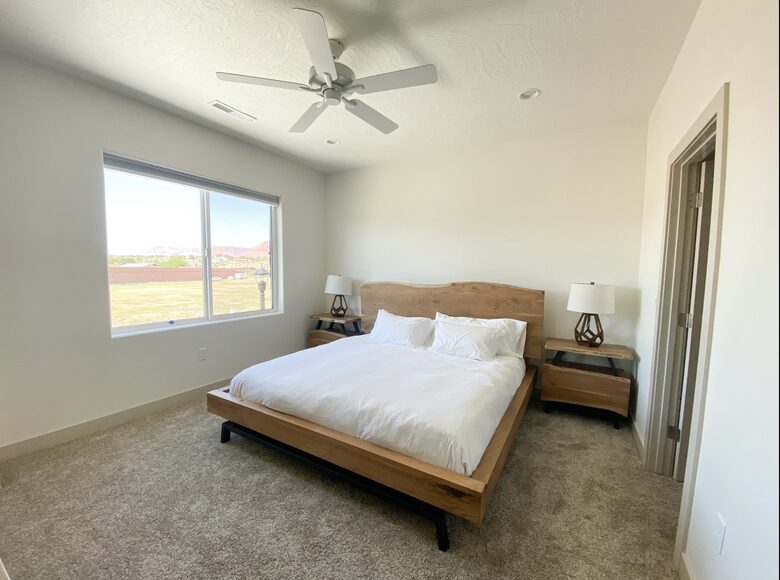 Stylish 3-bedroom Townhouse Near St. George with Hot Tub and Mountain Views - Santa Clara, Utah