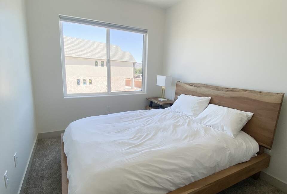 Stylish 3-bedroom Townhouse Near St. George with Hot Tub and Mountain Views - Santa Clara, Utah