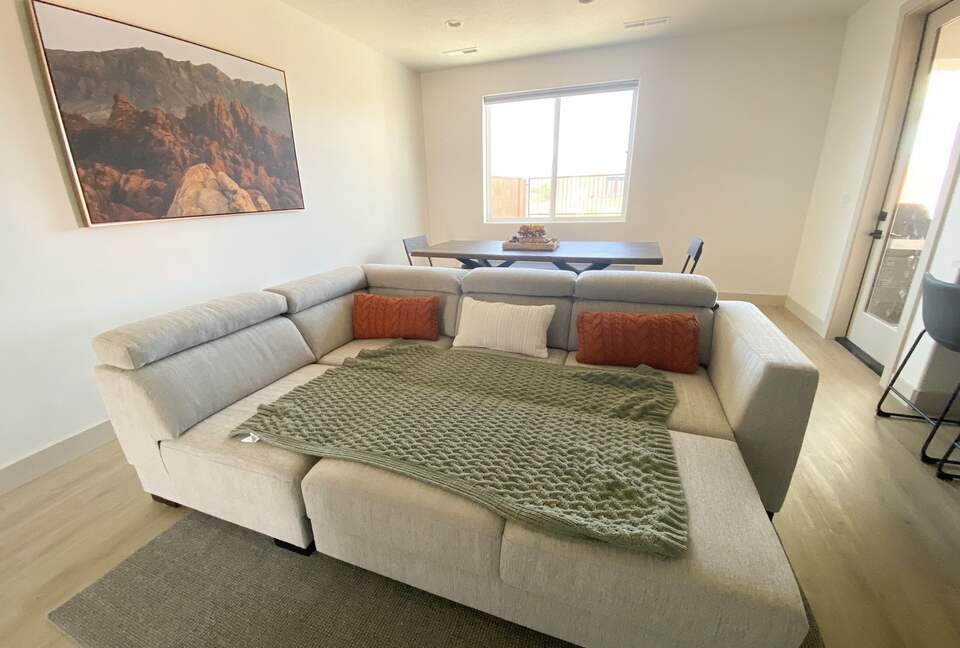 Stylish 3-bedroom Townhouse Near St. George with Hot Tub and Mountain Views - Santa Clara, Utah