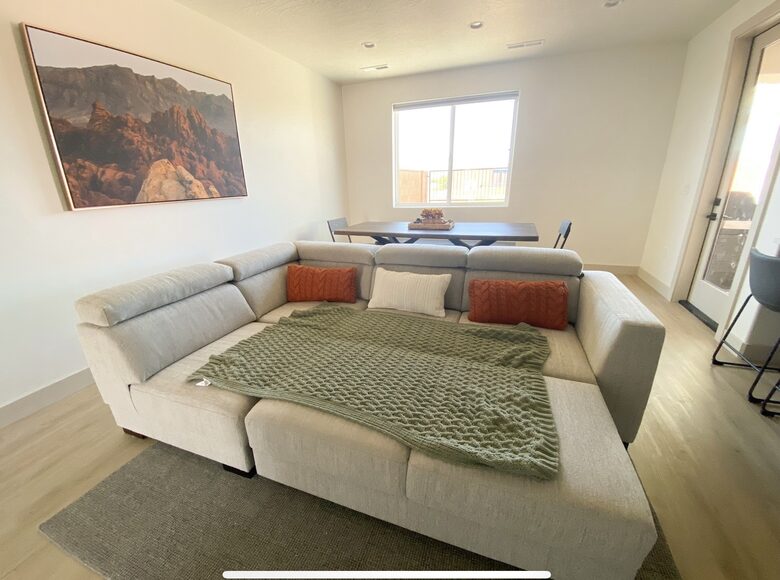 Stylish 3-bedroom Townhouse Near St. George with Hot Tub and Mountain Views - Santa Clara, Utah