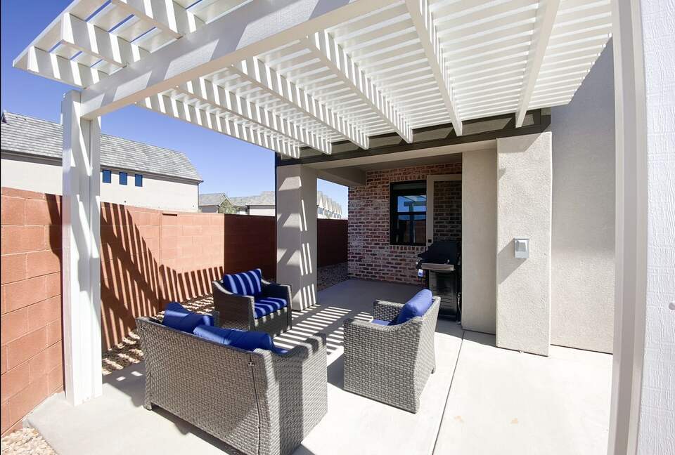 Stylish 3-bedroom Townhouse Near St. George with Hot Tub and Mountain Views - Santa Clara, Utah