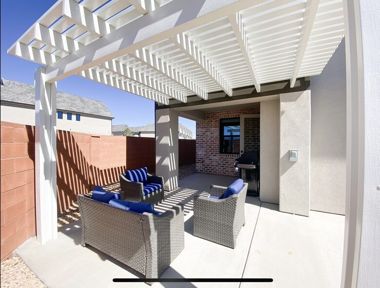 Stylish 3-bedroom Townhouse Near St. George with Hot Tub and Mountain Views - Santa Clara, Utah