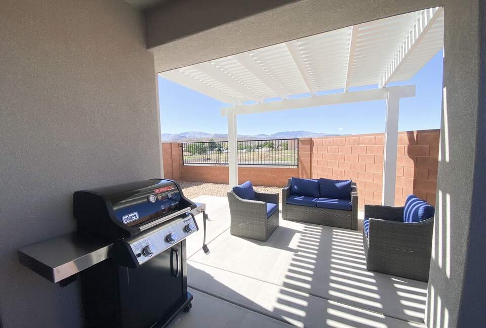 Stylish 3-bedroom Townhouse Near St. George with Hot Tub and Mountain Views - Santa Clara, Utah