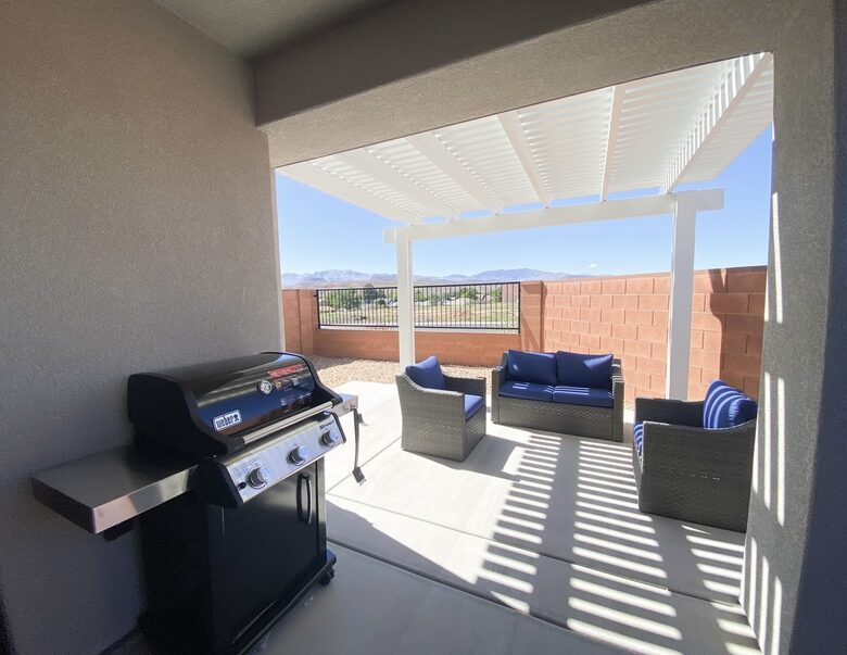 Stylish 3-bedroom Townhouse Near St. George with Hot Tub and Mountain Views - Santa Clara, Utah