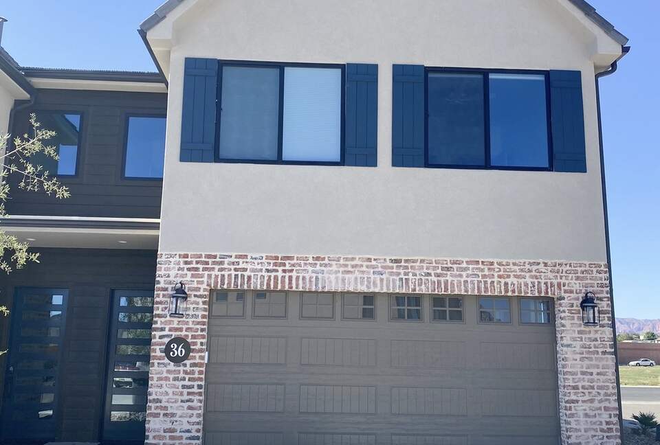 Stylish 3-bedroom Townhouse Near St. George with Hot Tub and Mountain Views - Santa Clara, Utah
