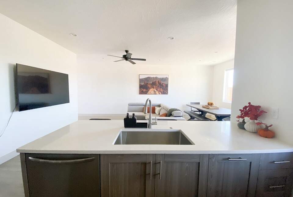 Stylish 3-bedroom Townhouse Near St. George with Hot Tub and Mountain Views - Santa Clara, Utah