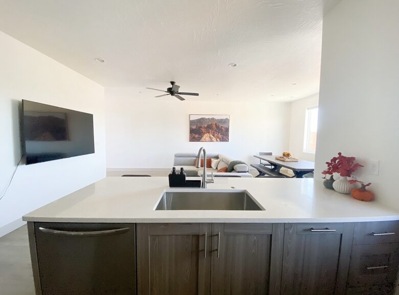 Stylish 3-bedroom Townhouse Near St. George with Hot Tub and Mountain Views - Santa Clara, Utah