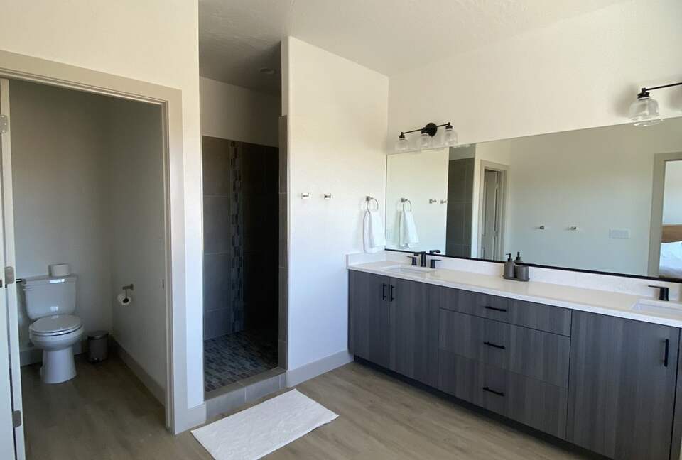 Stylish 3-bedroom Townhouse Near St. George with Hot Tub and Mountain Views - Santa Clara, Utah