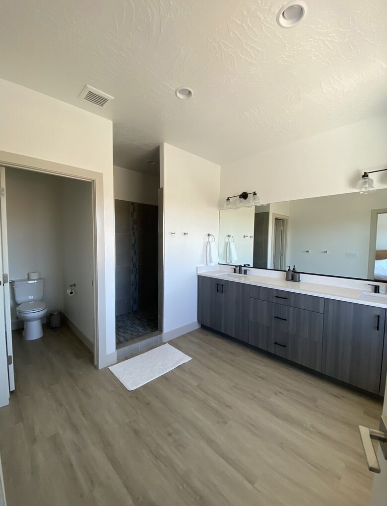 Stylish 3-bedroom Townhouse Near St. George with Hot Tub and Mountain Views - Santa Clara, Utah