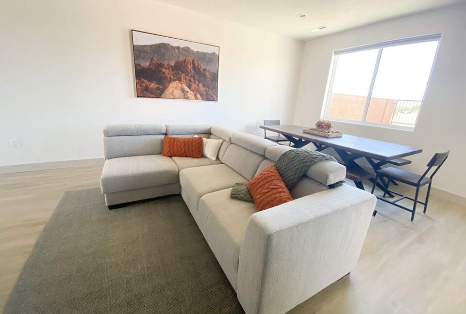 Stylish 3-bedroom Townhouse Near St. George with Hot Tub and Mountain Views - Santa Clara, Utah