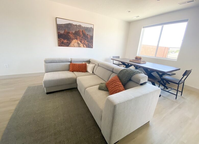 Stylish 3-bedroom Townhouse Near St. George with Hot Tub and Mountain Views - Santa Clara, Utah