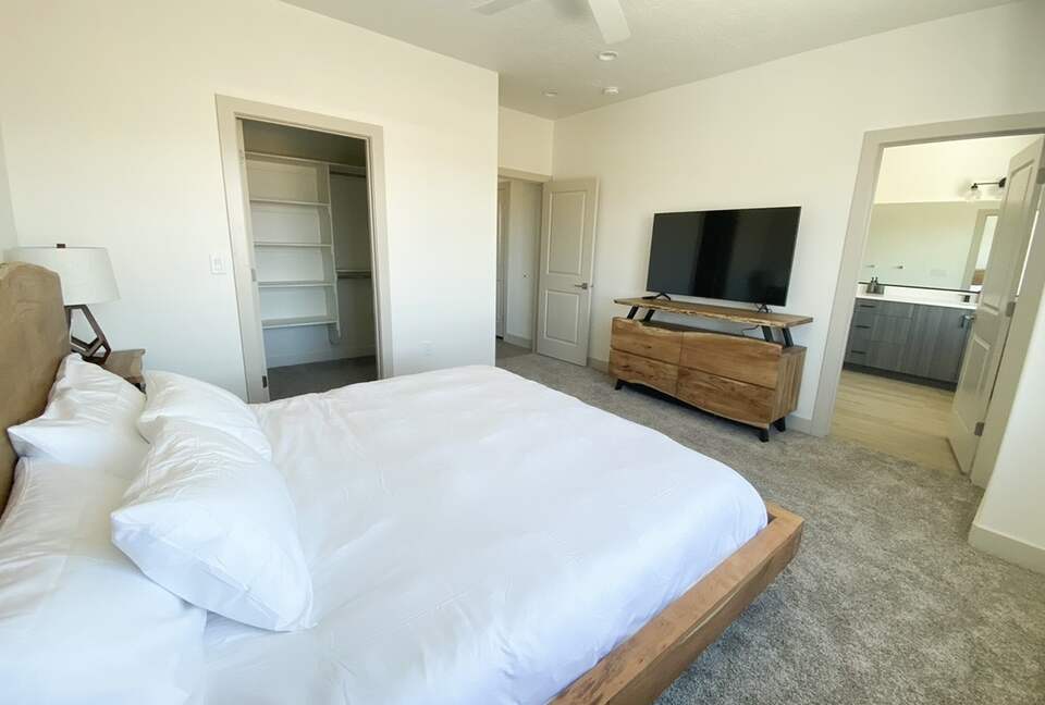 Stylish 3-bedroom Townhouse Near St. George with Hot Tub and Mountain Views - Santa Clara, Utah