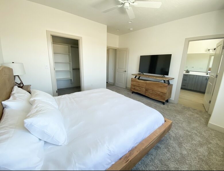 Stylish 3-bedroom Townhouse Near St. George with Hot Tub and Mountain Views - Santa Clara, Utah