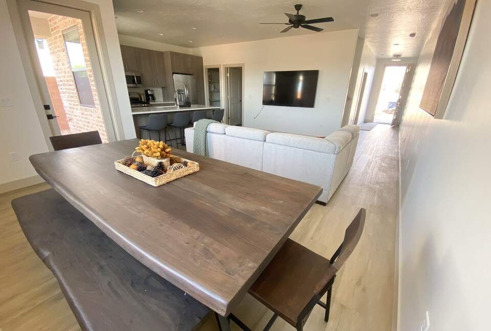 Stylish 3-bedroom Townhouse Near St. George with Hot Tub and Mountain Views - Santa Clara, Utah