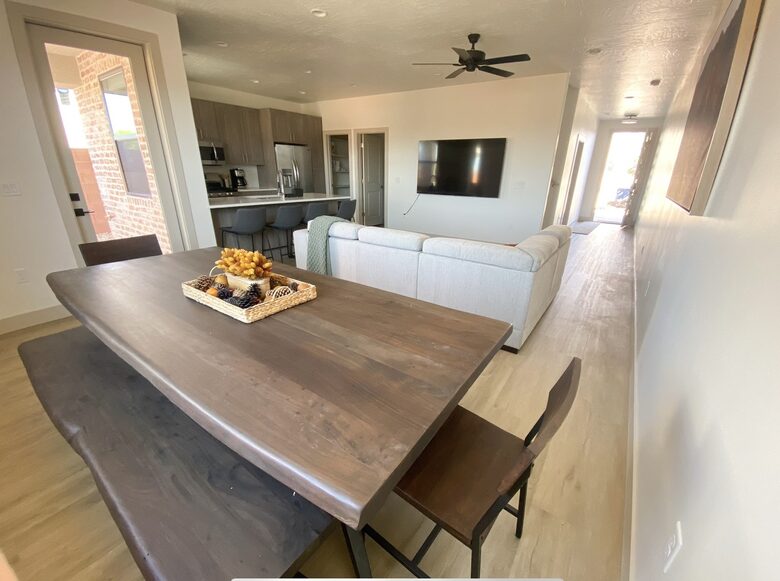 Stylish 3-bedroom Townhouse Near St. George with Hot Tub and Mountain Views - Santa Clara, Utah