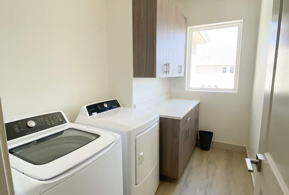 Stylish 3-bedroom Townhouse Near St. George with Hot Tub and Mountain Views - Santa Clara, Utah