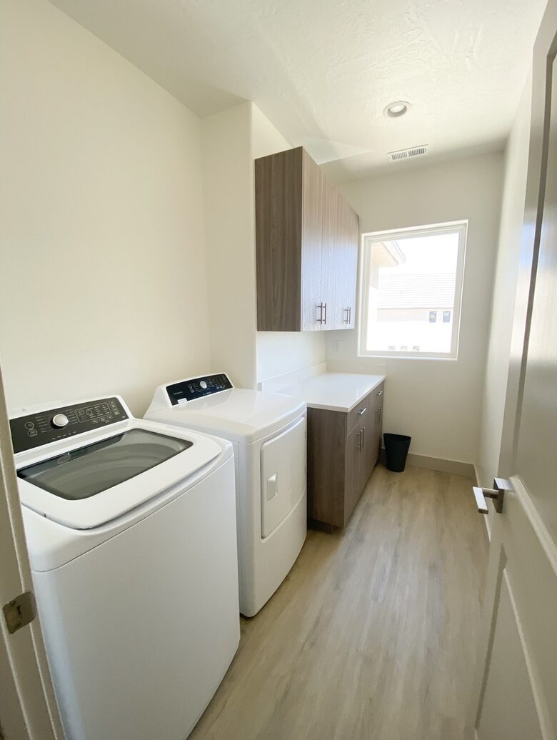 Stylish 3-bedroom Townhouse Near St. George with Hot Tub and Mountain Views - Santa Clara, Utah