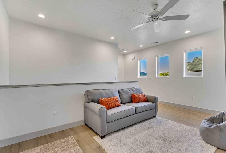 Stylish 3-bedroom Townhouse Near St. George with Hot Tub and Mountain Views - Santa Clara, Utah