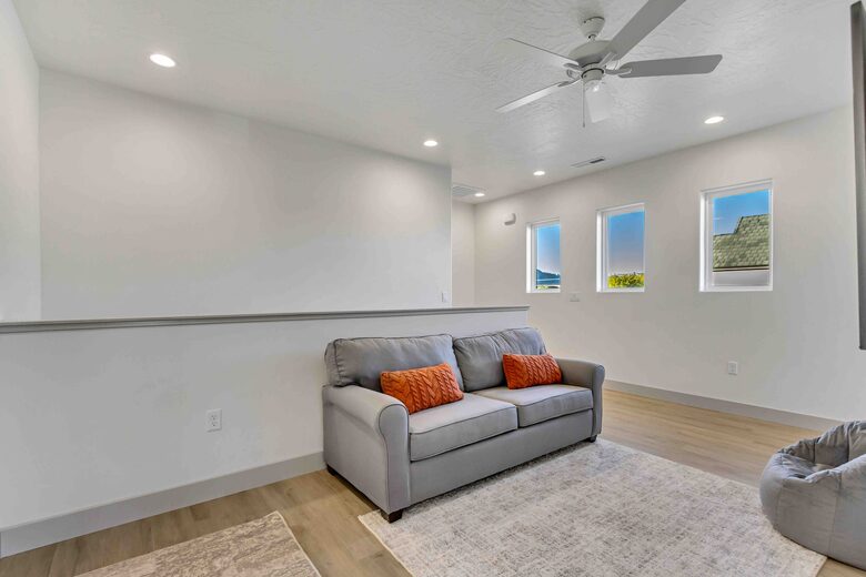 Stylish 3-bedroom Townhouse Near St. George with Hot Tub and Mountain Views - Santa Clara, Utah