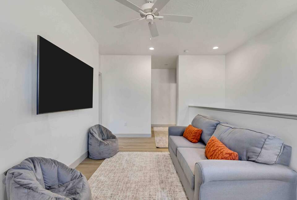 Stylish 3-bedroom Townhouse Near St. George with Hot Tub and Mountain Views - Santa Clara, Utah