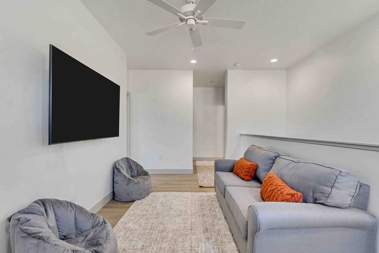 Stylish 3-bedroom Townhouse Near St. George with Hot Tub and Mountain Views - Santa Clara, Utah