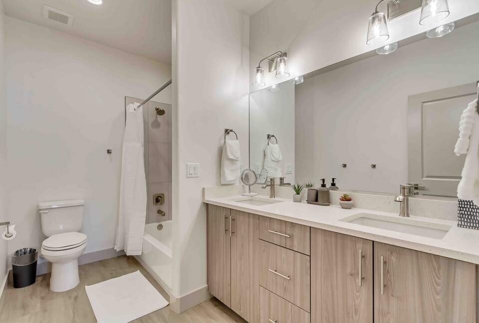 Stylish 3-bedroom Townhouse Near St. George with Hot Tub and Mountain Views - Santa Clara, Utah