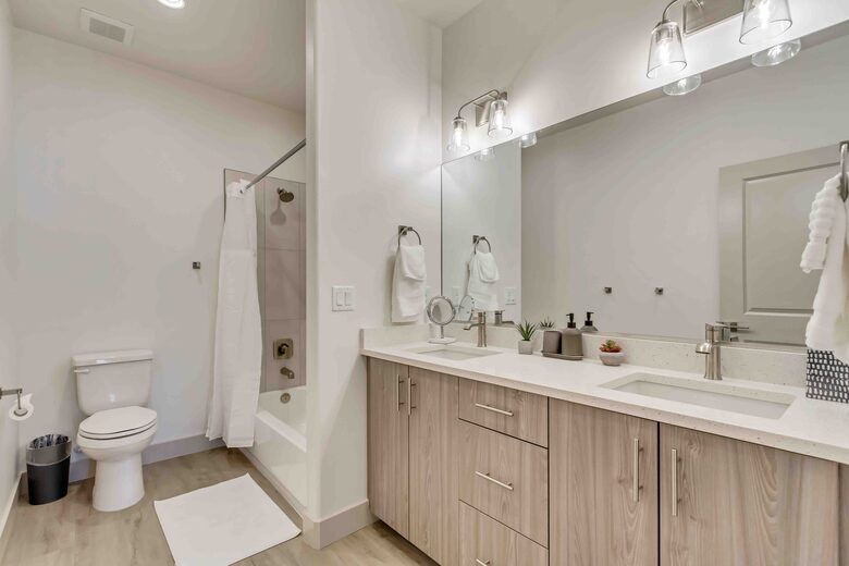 Stylish 3-bedroom Townhouse Near St. George with Hot Tub and Mountain Views - Santa Clara, Utah