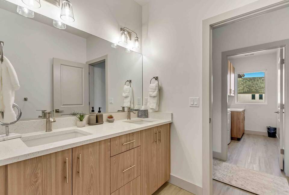 Stylish 3-bedroom Townhouse Near St. George with Hot Tub and Mountain Views - Santa Clara, Utah