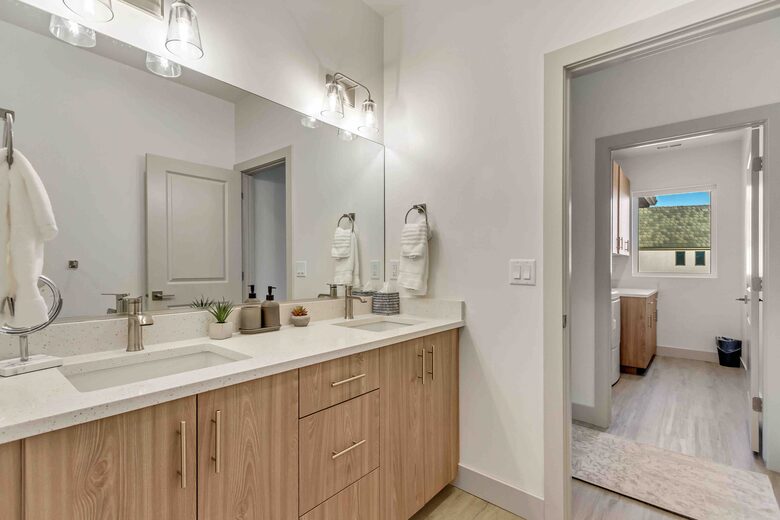 Stylish 3-bedroom Townhouse Near St. George with Hot Tub and Mountain Views - Santa Clara, Utah