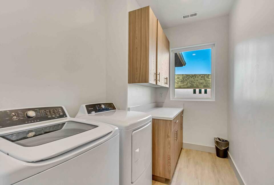 Stylish 3-bedroom Townhouse Near St. George with Hot Tub and Mountain Views - Santa Clara, Utah