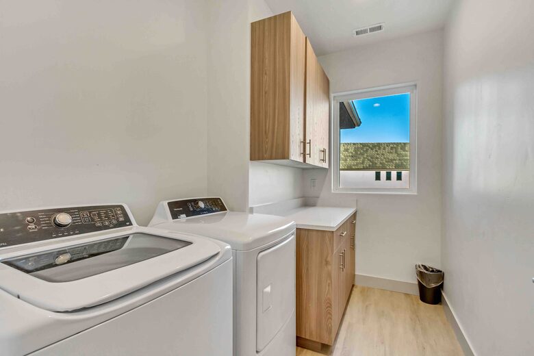 Stylish 3-bedroom Townhouse Near St. George with Hot Tub and Mountain Views - Santa Clara, Utah