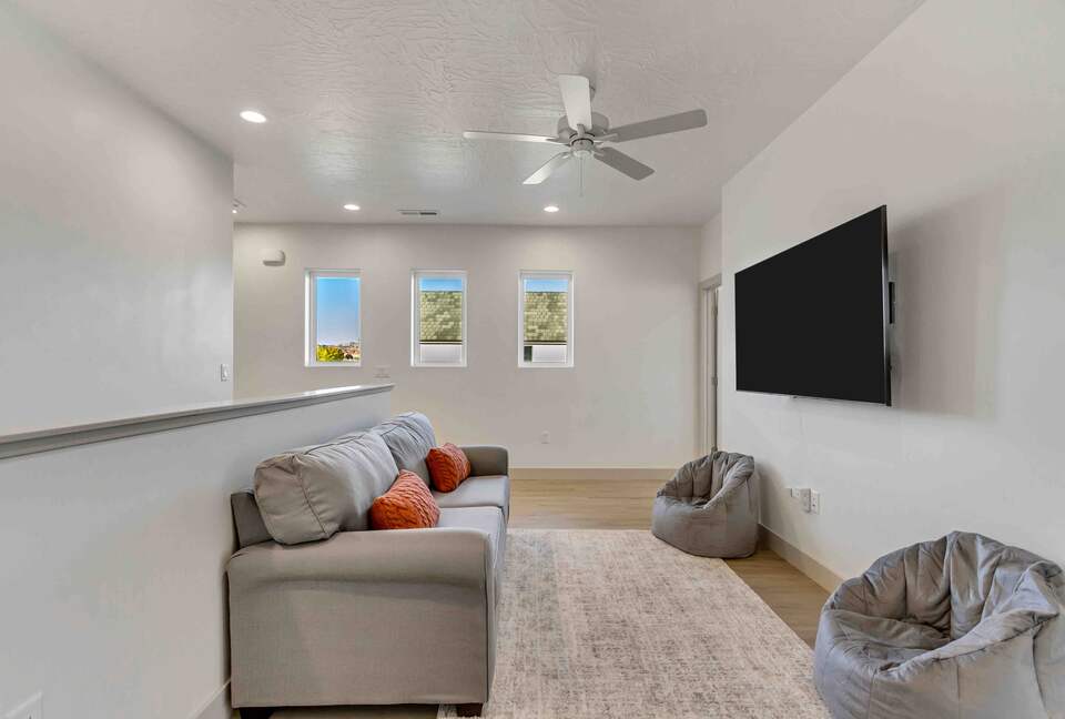 Stylish 3-bedroom Townhouse Near St. George with Hot Tub and Mountain Views - Santa Clara, Utah