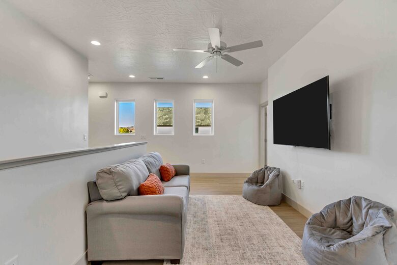 Stylish 3-bedroom Townhouse Near St. George with Hot Tub and Mountain Views - Santa Clara, Utah