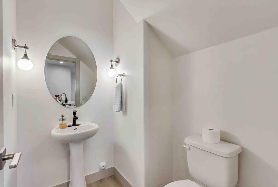 Stylish 3-bedroom Townhouse Near St. George with Hot Tub and Mountain Views - Santa Clara, Utah